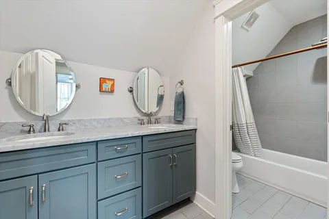 a view of a dinning table and chairs in the patio