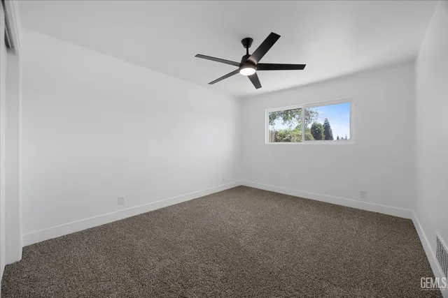 a view of a big room with closet