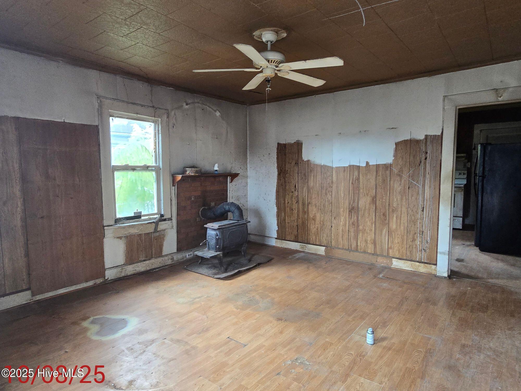 914 Broad Street Windsor, NC 27983 - Photo 2 of 5 Living Room