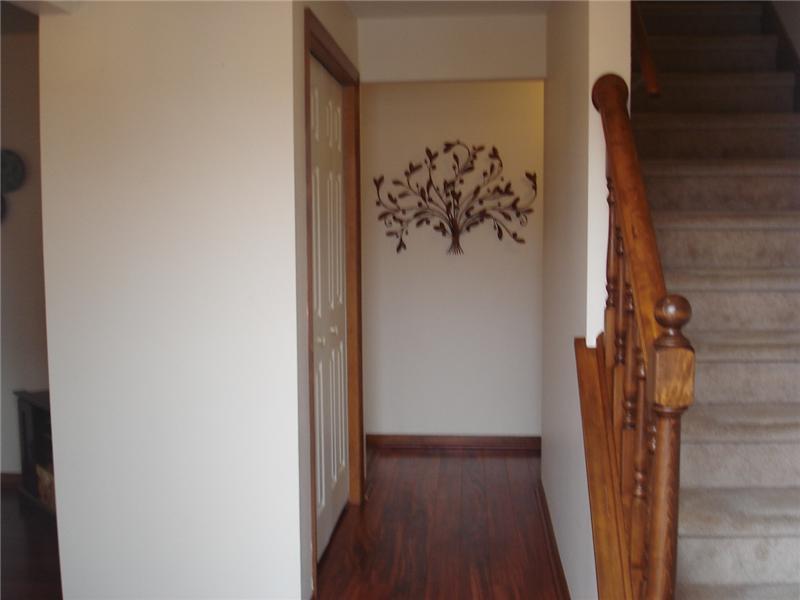 527 Chestnut Street Springdale, PA 15144 - Photo 11 of 13 Entry/Foyer.