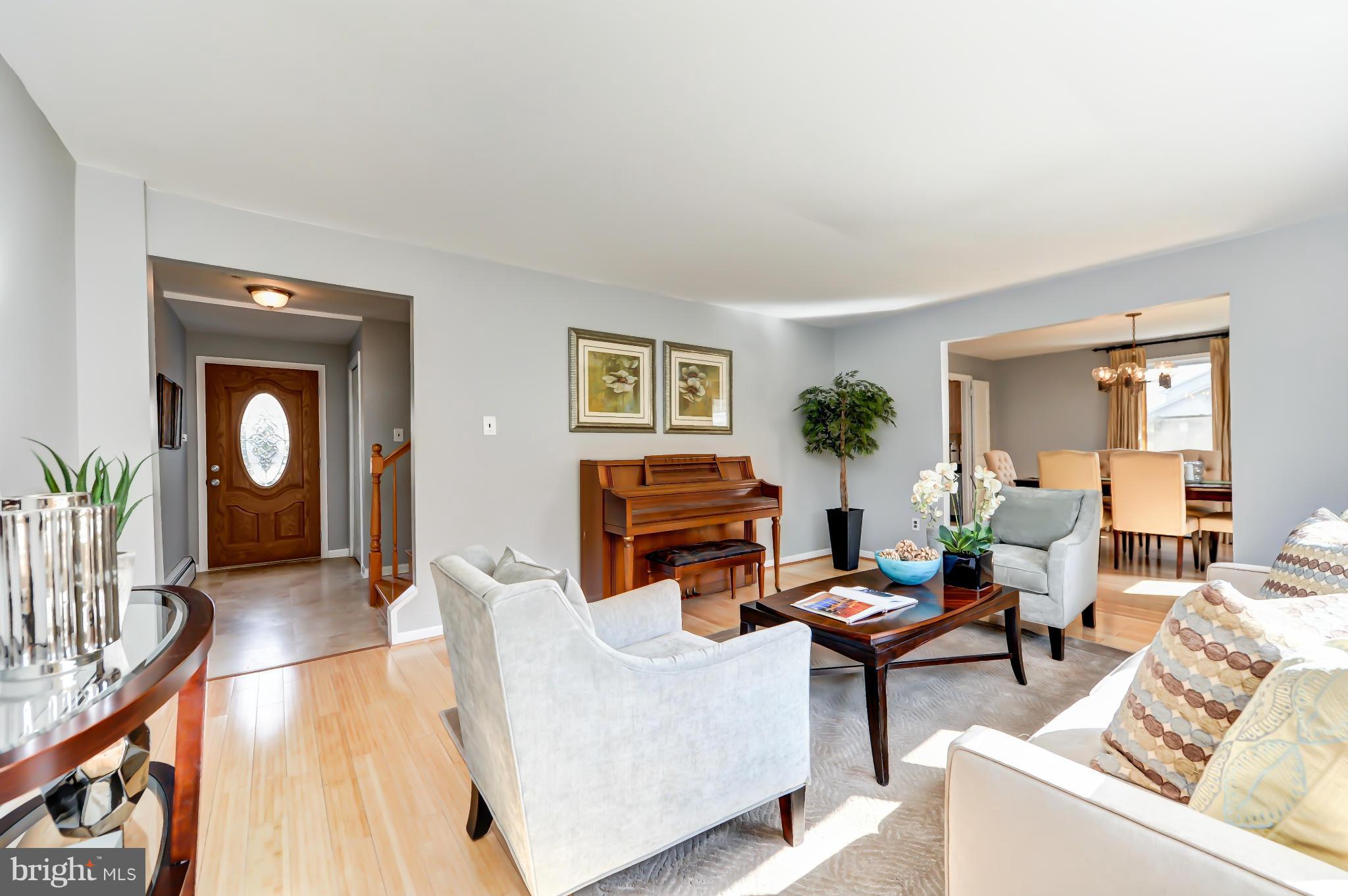 8528 Riverside Road Alexandria, VA 22308 - Photo 18 of 30 Living Room