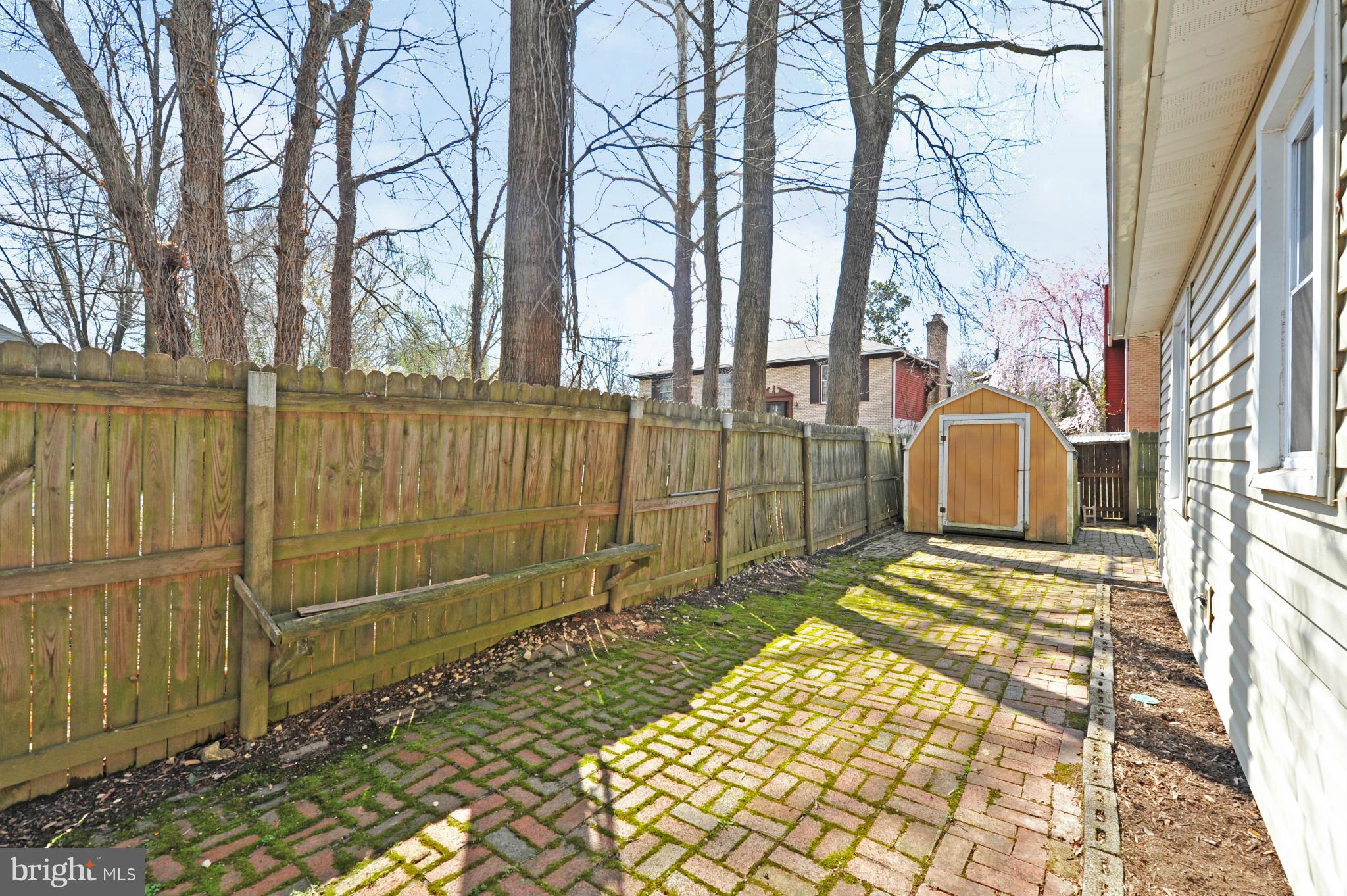 8528 Riverside Road Alexandria, VA 22308 - Photo 29 of 30 Side yard