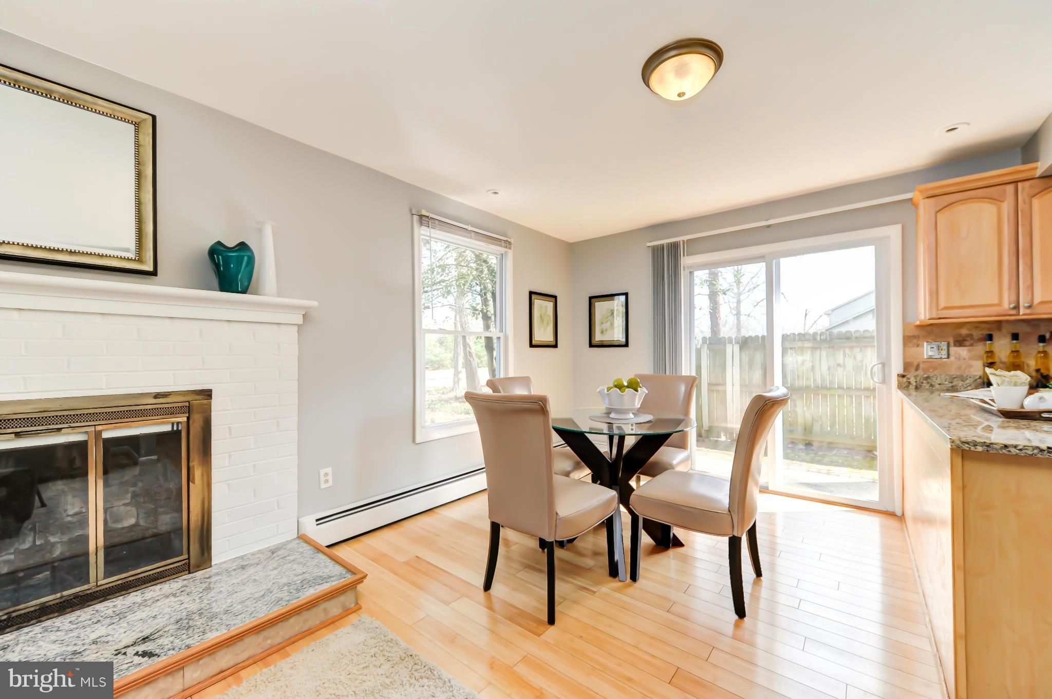 8528 Riverside Road Alexandria, VA 22308 - Photo 7 of 30 Family Room/ Breakfast Area