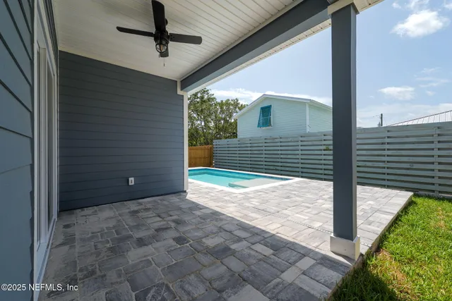 a view of backyard of the house