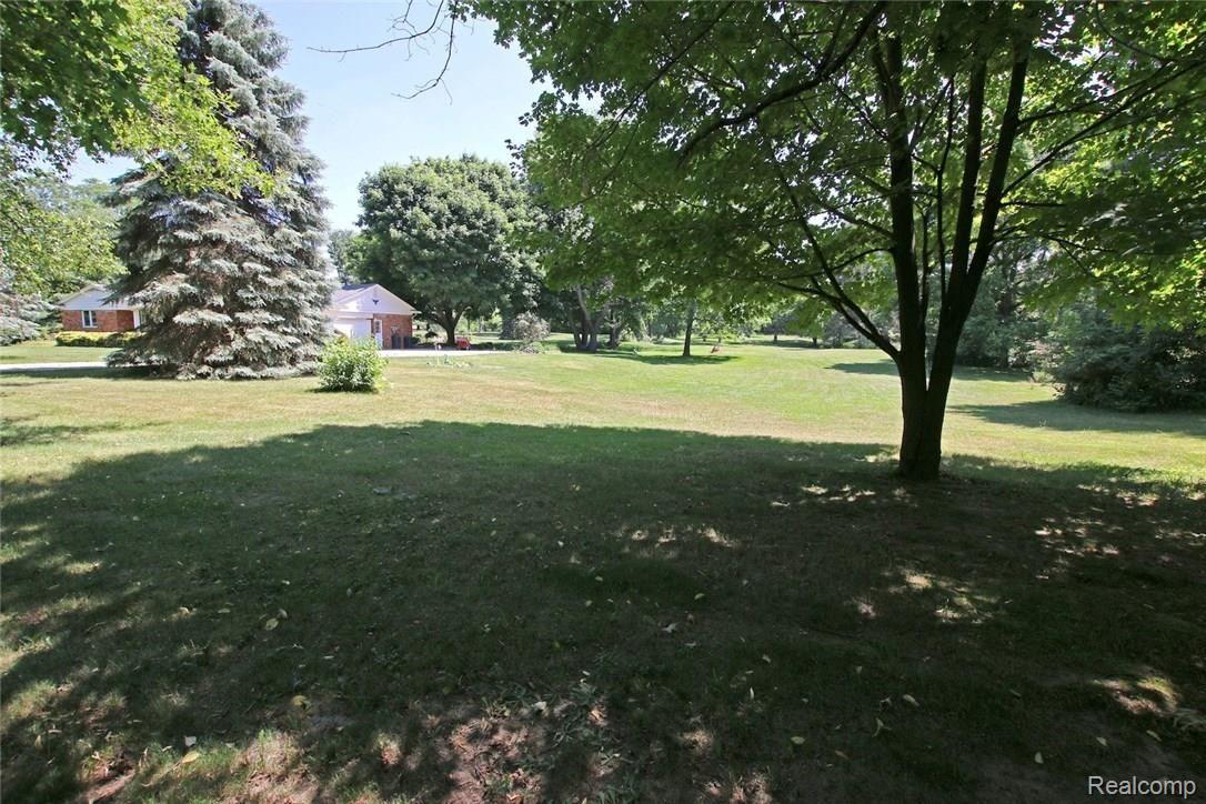 6451 Oakhill Road Clarkston, MI 48348 - Photo 3 of 52 3) Front of Home.jpg
