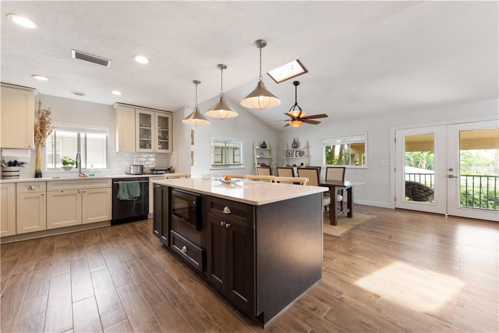 17601 1st Street East Redington Shores, FL 33708 - Photo 10 of 33