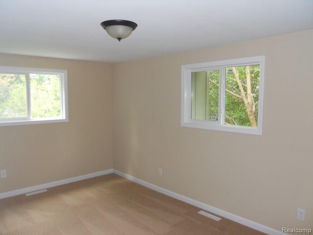 1201 Brewster Road Rochester, MI 48306 - Photo 18 of 24 DSCN8115 (1024x768).jpg