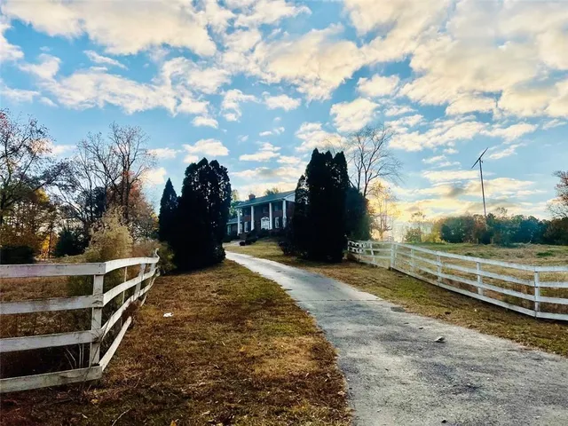 a view of a backyard