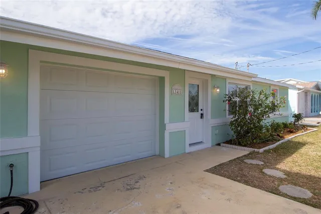 a view of a house with backyard and garden