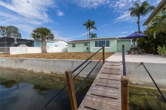 a view of a house with backyard