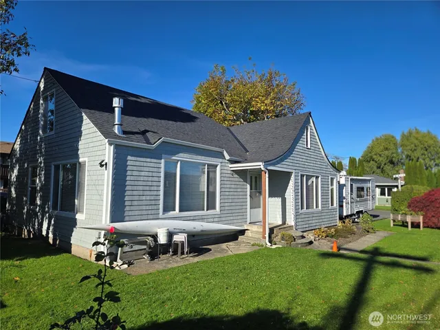 a view of a house with backyard sitting area and garden