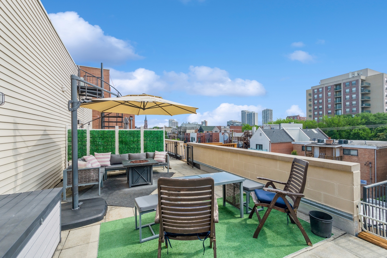 1355 North Mohawk Street, Unit 3S Chicago, IL 60610 - Photo 14 of 18 a group of chairs sitting in patio with a barbeque grill