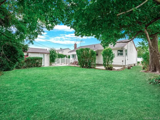 a view of a house with backyard and garden