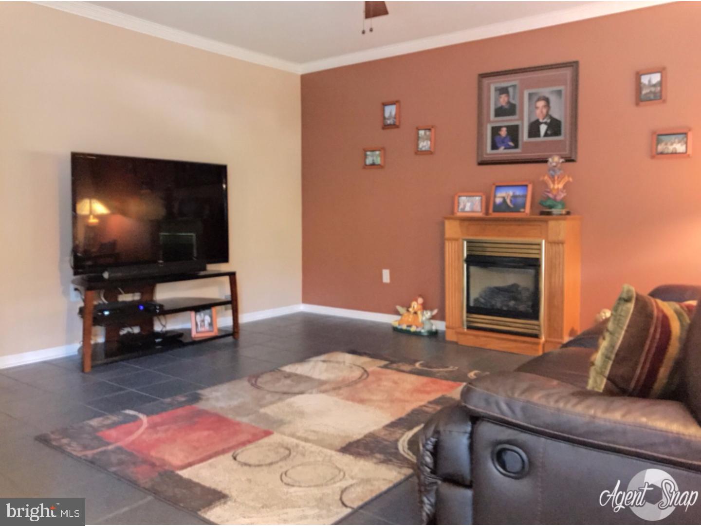 7 Aspen Road Sicklerville, NJ 08081 - Photo 3 of 24 Living Room