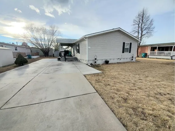 a view of a house with backyard