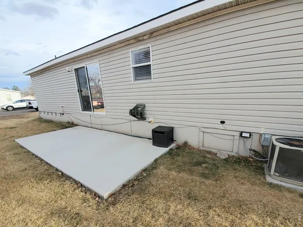 a view of a house with backyard