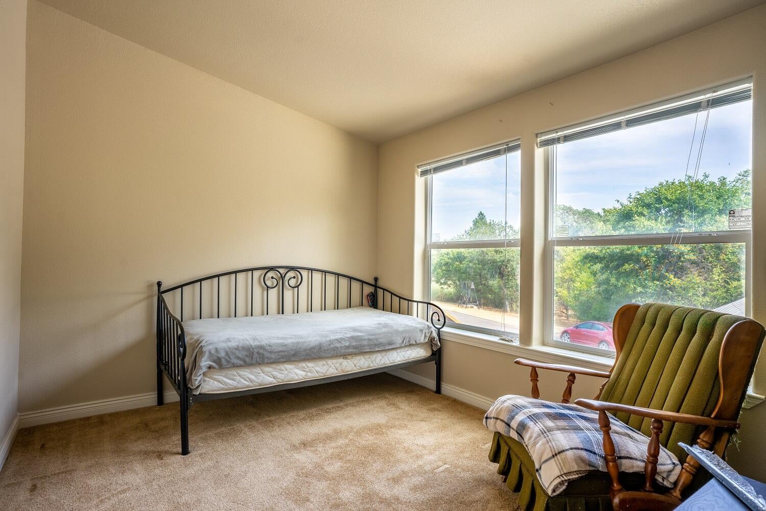 8574 Blackwell Road Central Point, OR 97502 - Photo 16 of 45 Guest bedroom 2
