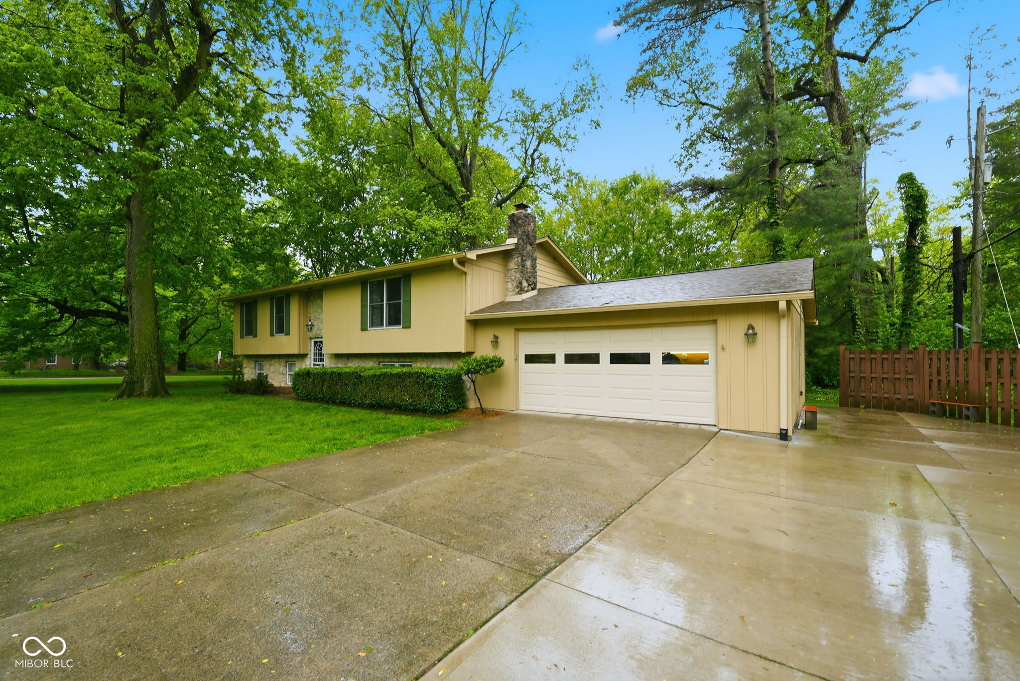 7020 Hoover Road Indianapolis, IN 46260 - Photo 2 of 47