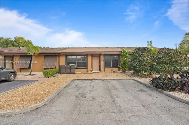 $2,400 | 2331 Dogwood Court, Unit 2331, Pembroke Pines, FL 33026