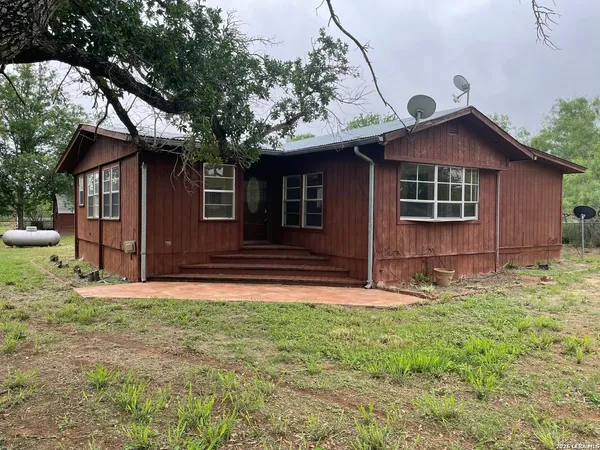 $1,300 | 2275 Highway 16, Jourdanton, TX 78026