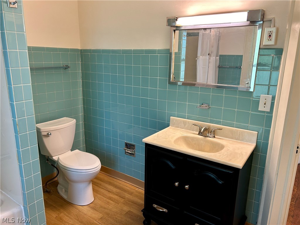 3266 Ormond Road Cleveland, OH 44118 - Photo 23 of 40 Bathroom featuring tile walls