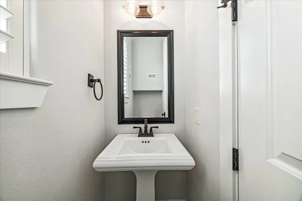 $625,000 | 912 Yale Street, Unit D, Houston, TX 77008