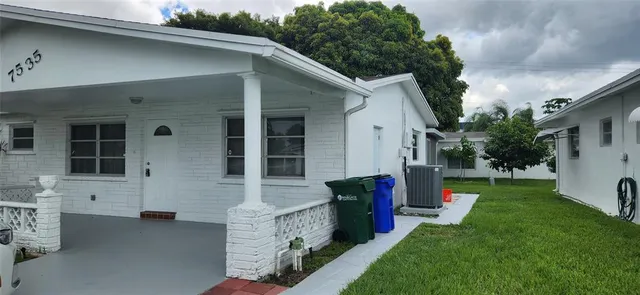 a view of back yard of the house
