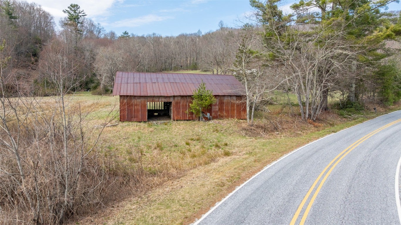 1900 Bee Tree Road Glenville, NC 28736 - Photo 15 of 38 Barn