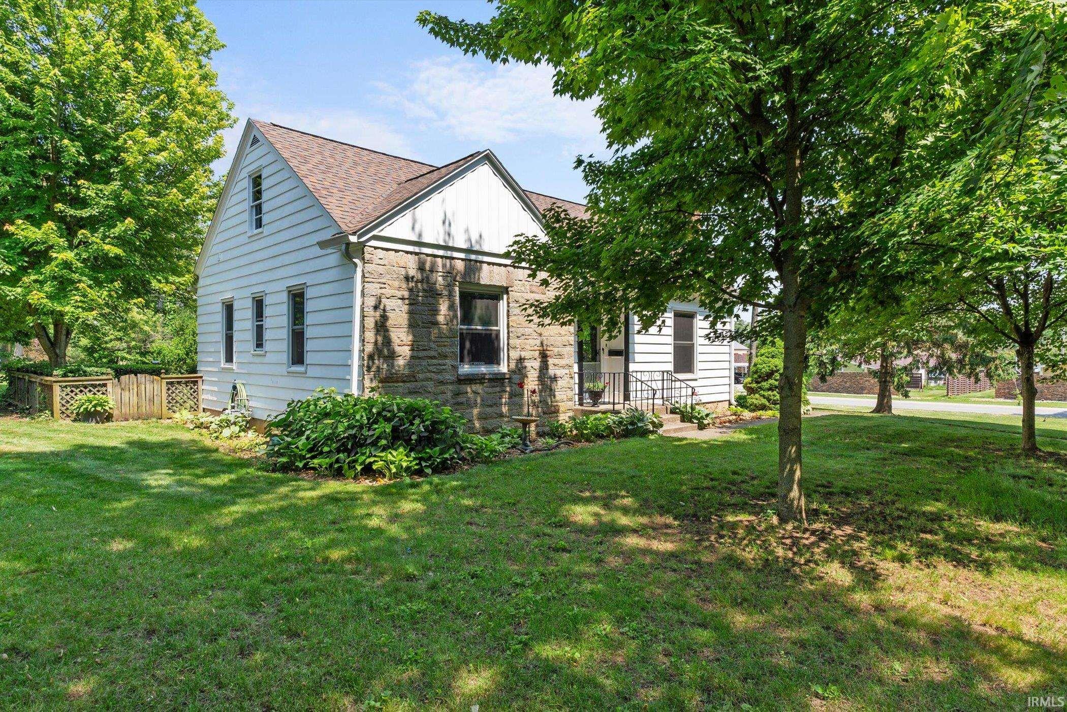 1839 Hawthorn Road Fort Wayne, IN 46802 - Photo 2 of 33