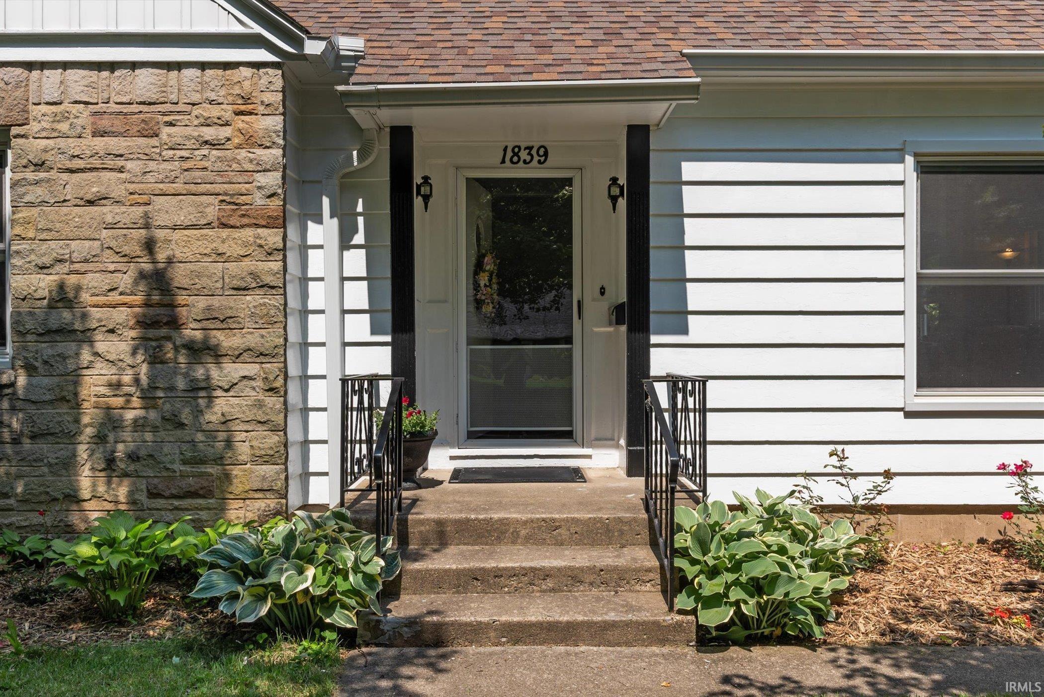 1839 Hawthorn Road Fort Wayne, IN 46802 - Photo 4 of 33