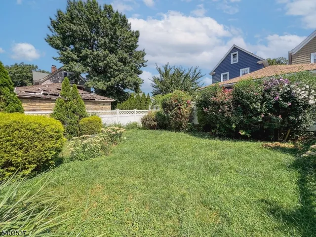 a view of a yard in front of house
