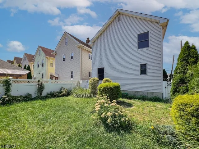 a view of a house with backyard and garden