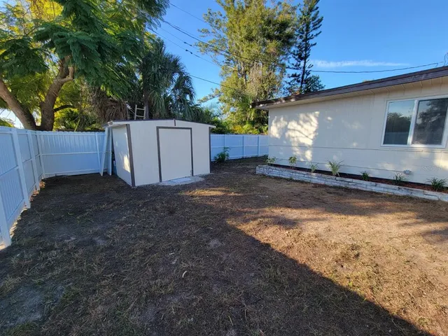 a view of a backyard