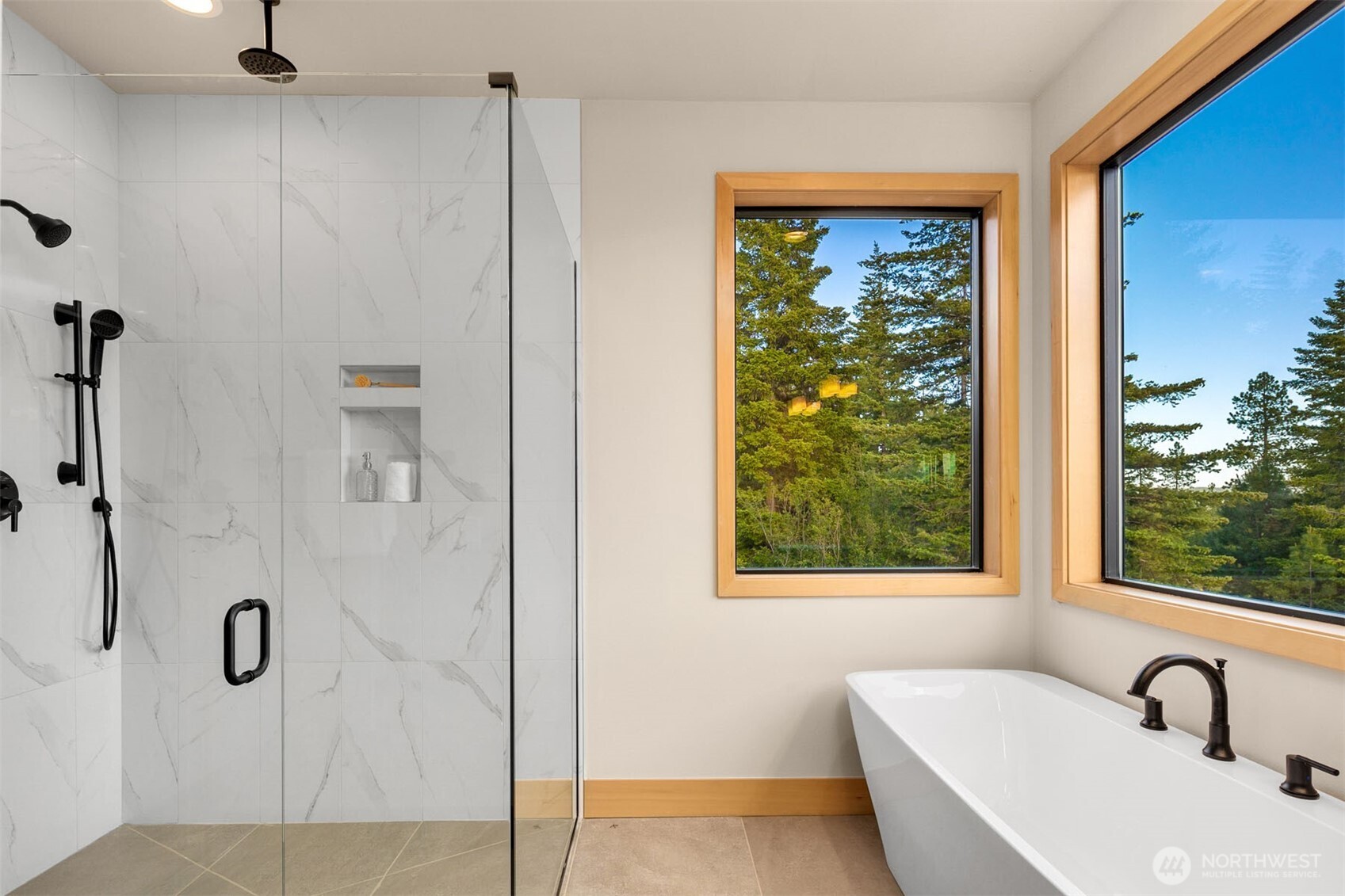 1721 Forest Ridge Drive Cle Elum, WA 98922 - Photo 26 of 33 a bathroom with a bathtub and a shower