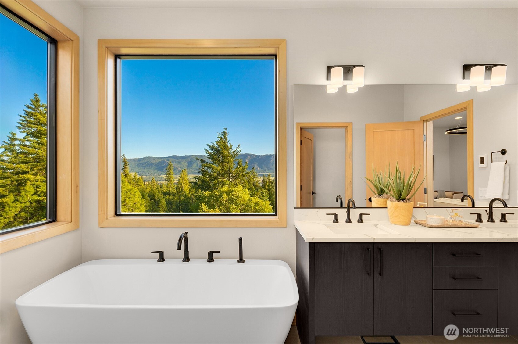 1721 Forest Ridge Drive Cle Elum, WA 98922 - Photo 27 of 33 a bathroom with a bathtub a sink and a window