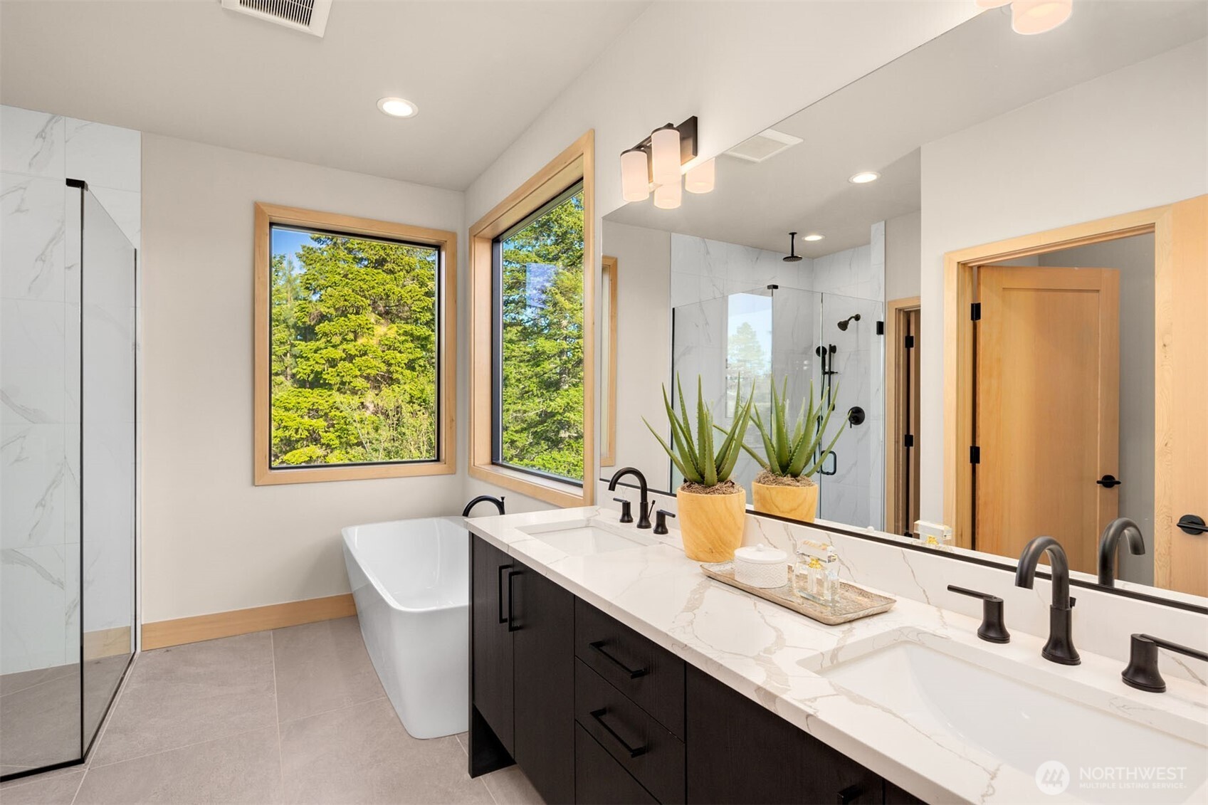 1721 Forest Ridge Drive Cle Elum, WA 98922 - Photo 28 of 33 a bathroom with a double vanity sink a mirror and a bathtub