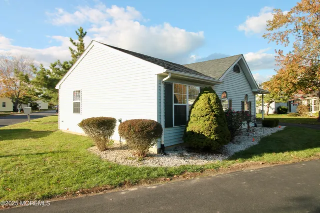 a view of backyard of the house