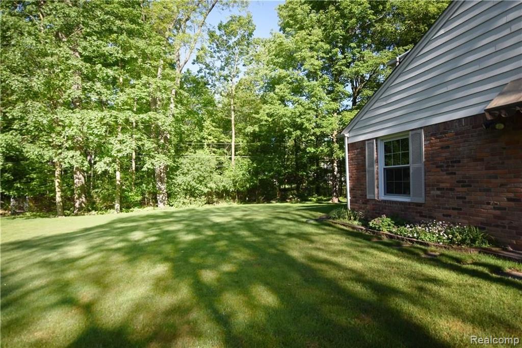 32635 Old Post Road Beverly Hills, MI 48025 - Photo 31 of 34