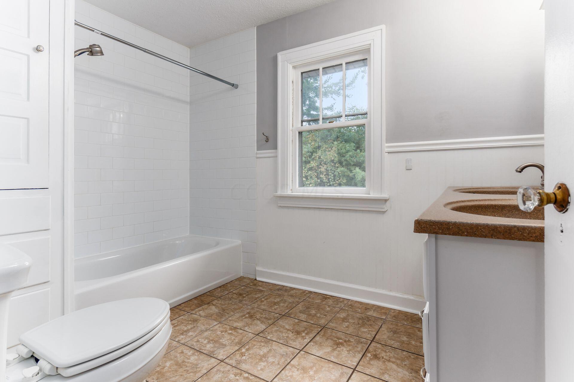 128 Garden Road Columbus, OH 43214 - Photo 25 of 27 Full bath on 2nd floor