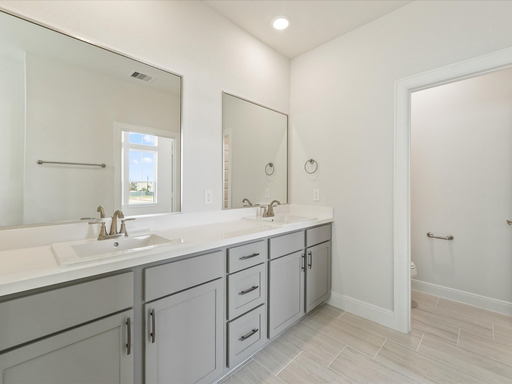 9211 Washington Heights Street Houston, TX 77063 - Photo 10 of 25 Primary Bathroom