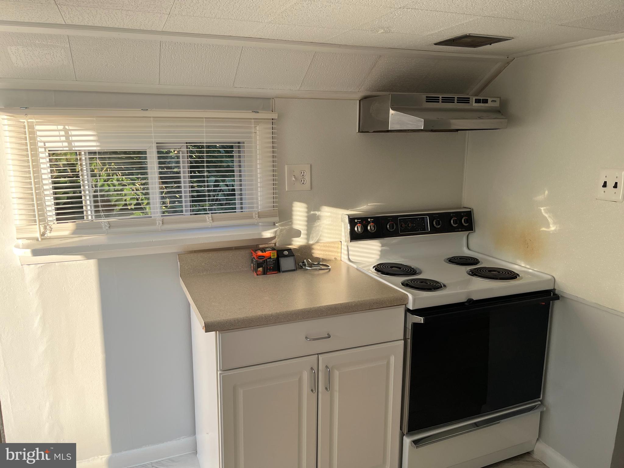 124 Dallas Road, Unit 3 Willow Grove, PA 19090 - Photo 4 of 9 Electric Stove