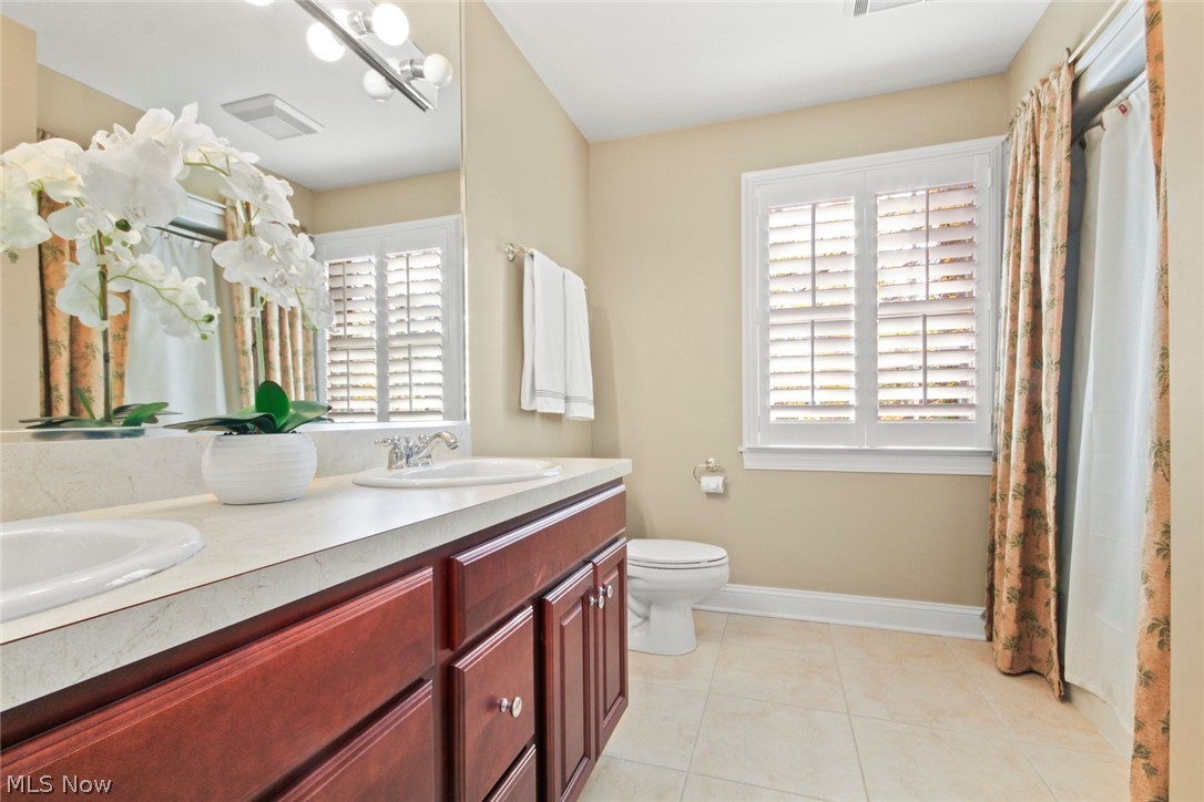 400 Riverside Court, Unit 4 Poland, OH 44514 - Photo 21 of 28 Guest bath