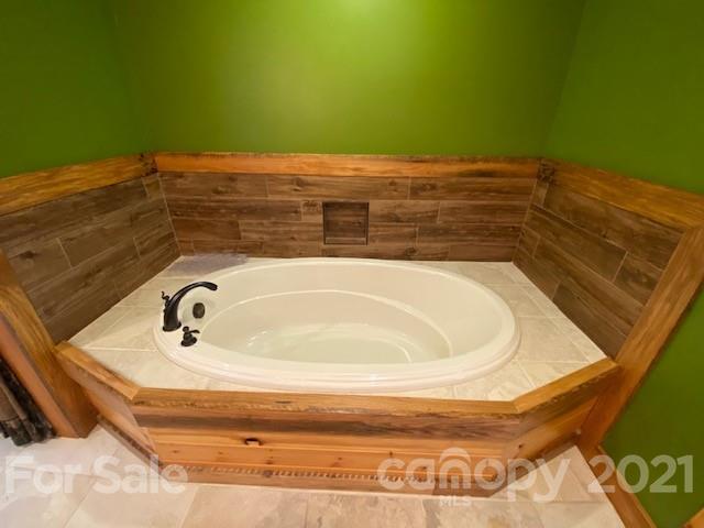 5281 Jenkins Road Morganton, NC 28655 - Photo 11 of 31 a bathroom with a bathtub