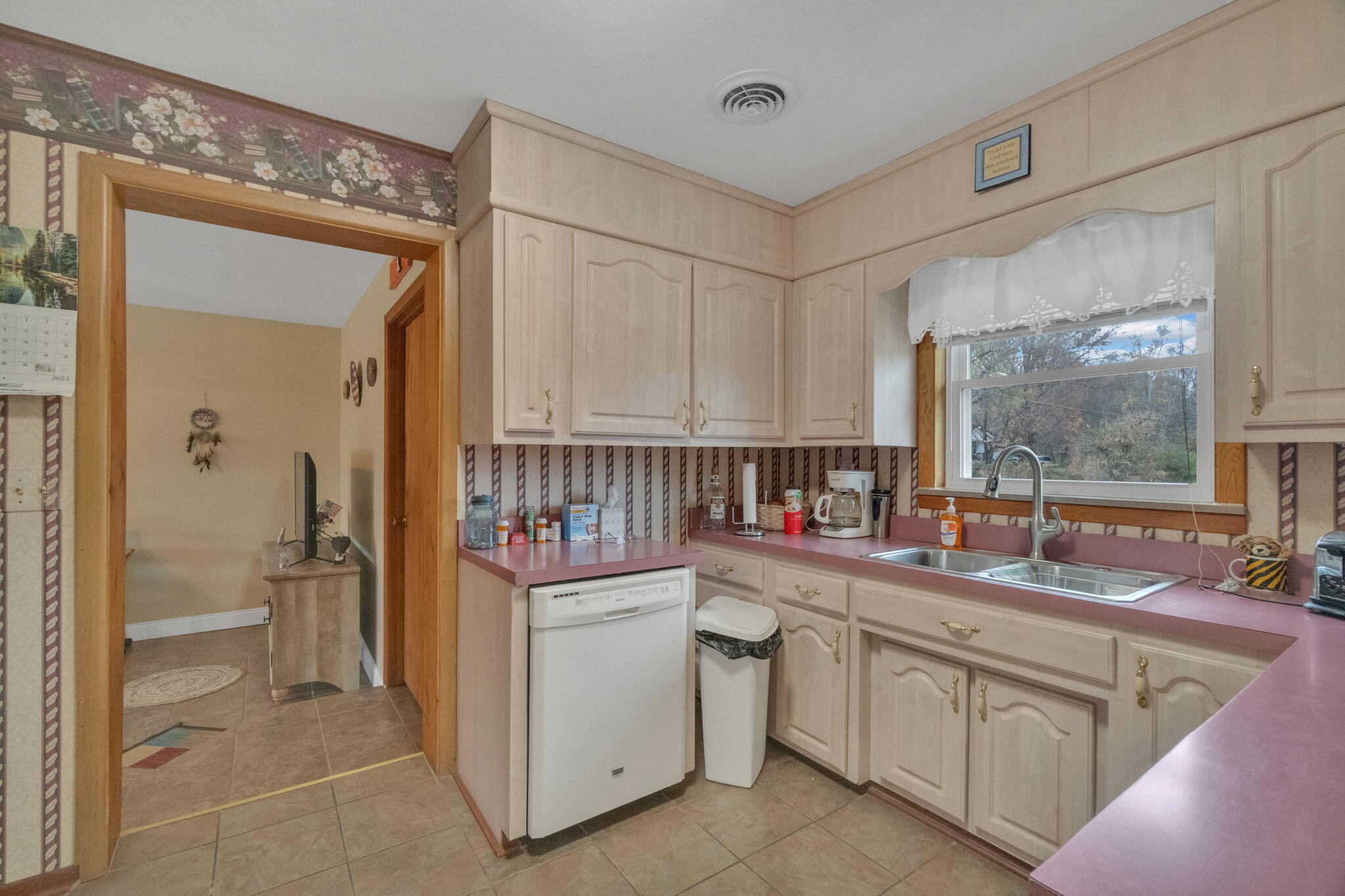 2295 Buckingham Road Greeneville, TN 37745 - Photo 10 of 32 15-web-or-mls-JH-Fri 20231110-048