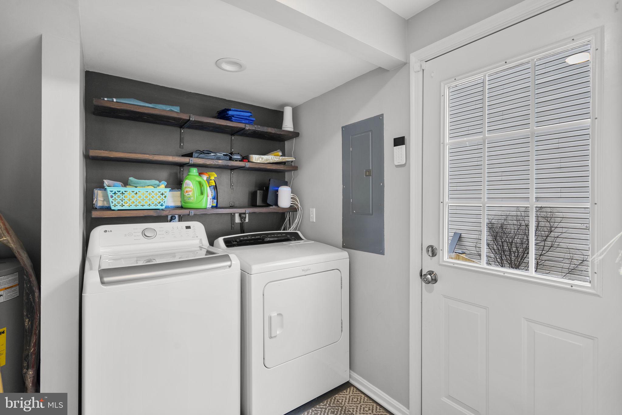 112 Elliott Place Edgewater, MD 21037 - Photo 19 of 56 Main level side entrance mudroom