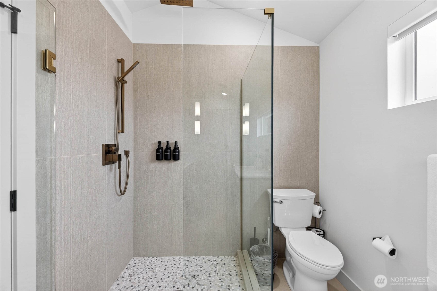 8647 B 18th Avenue Southwest Seattle, WA 98106 - Photo 13 of 28