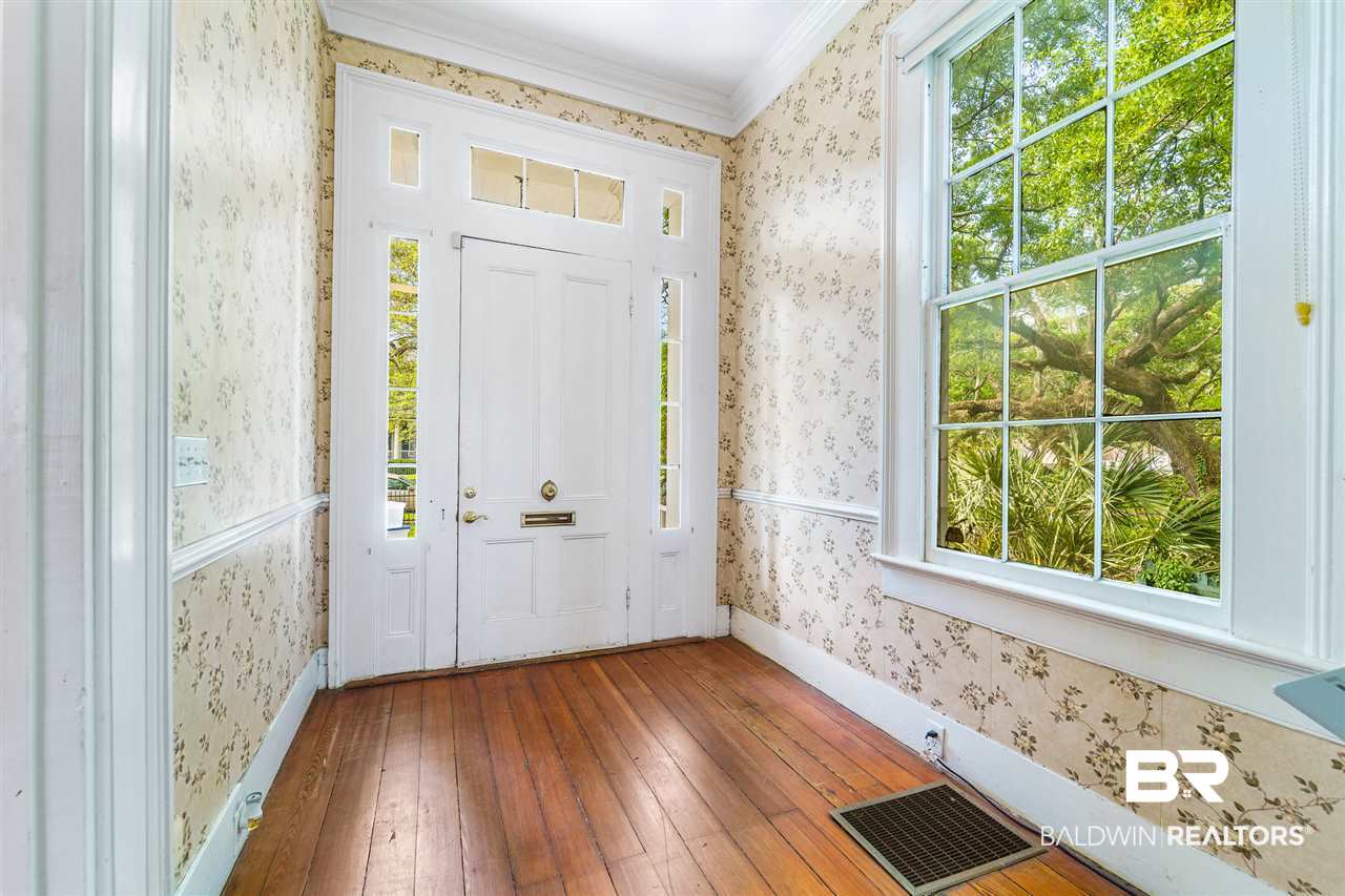 960 Dauphin Street Mobile, AL 36604 - Photo 2 of 29 Grand foyer