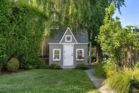 a view of a back yard