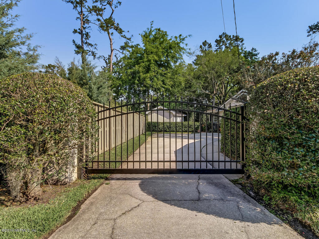 4455 Country Club Road Jacksonville, FL 32210 - Photo 45 of 63 Driveway gate