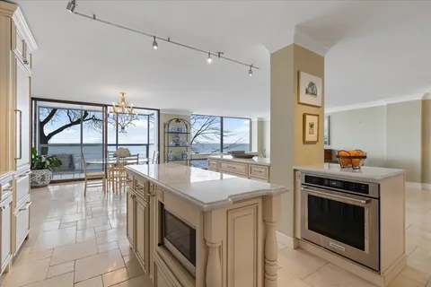 $649,000 | 1500 Sheridan Road, Unit 1F, Wilmette, IL 60091